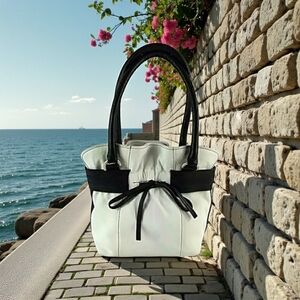 🎉 HOST PICK 🎉 ITALIAN LEATHER MINI BAG HANDLE CARRY BLACK & WHITE